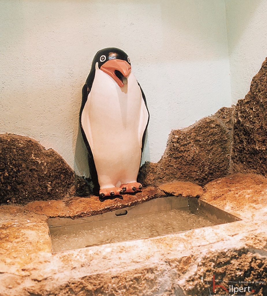 Keramikfigur Pinguin - Einbau-Beispiel am Eis-Brunnen / Eisbecken
